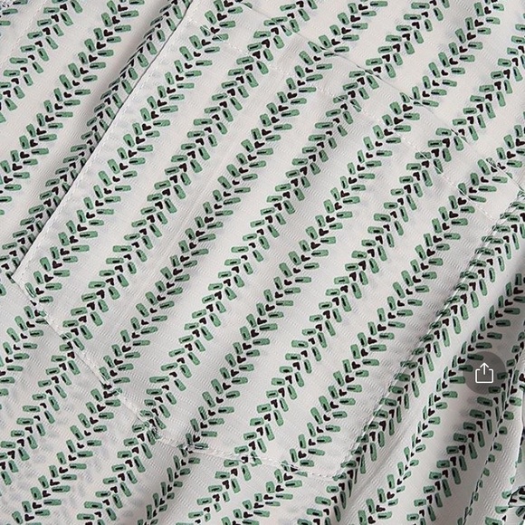 Men's Green and White Casual Button-Down Shirt - Picture 4 of 6